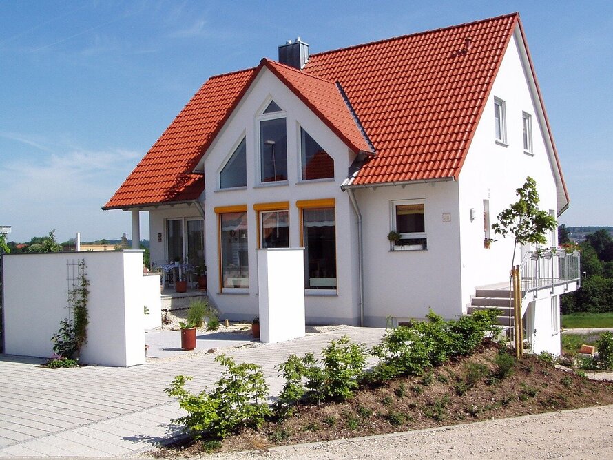 Einfamilienhaus als Symbol für Wohneigentum und Förderung von Selbstnutzern