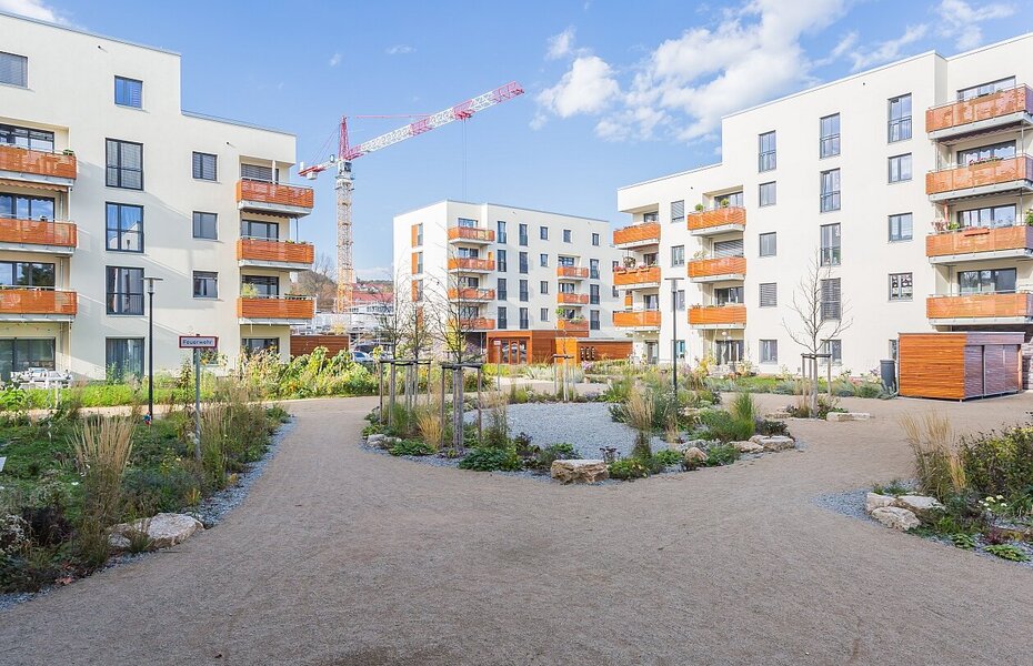 Wohnquartier Gartenstadt 2.0 – Quartier Immergrün in Jena mit mehrgeschossigen Wohngebäuden, Balkonen, Grünflächen und Wegen